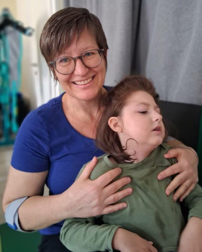Physiotherapeutin mit Kind im Tageshospiz