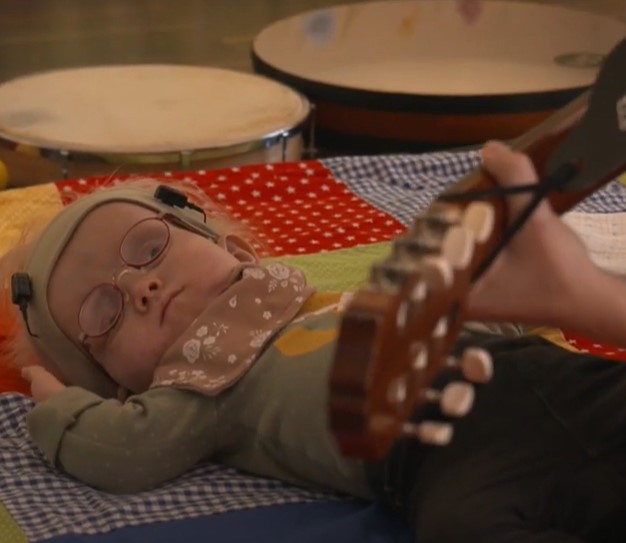 Kleines Mädchen im Kindertageshospiz Netz erhält Musiktherapie.