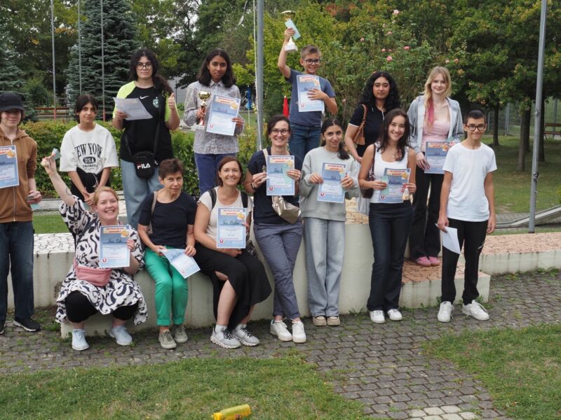 Die Kinder und Teenies der Geschwistergruppe freuen sich über die ihnen überreichten Urkunden.