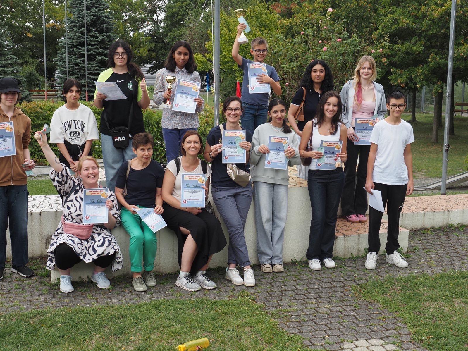 Die Kinder und Teenies der Geschwistergruppe freuen sich über die ihnen überreichten Urkunden.