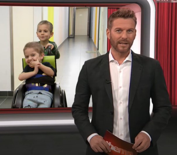ORF Moderator kündigt Filmbeitrag an.