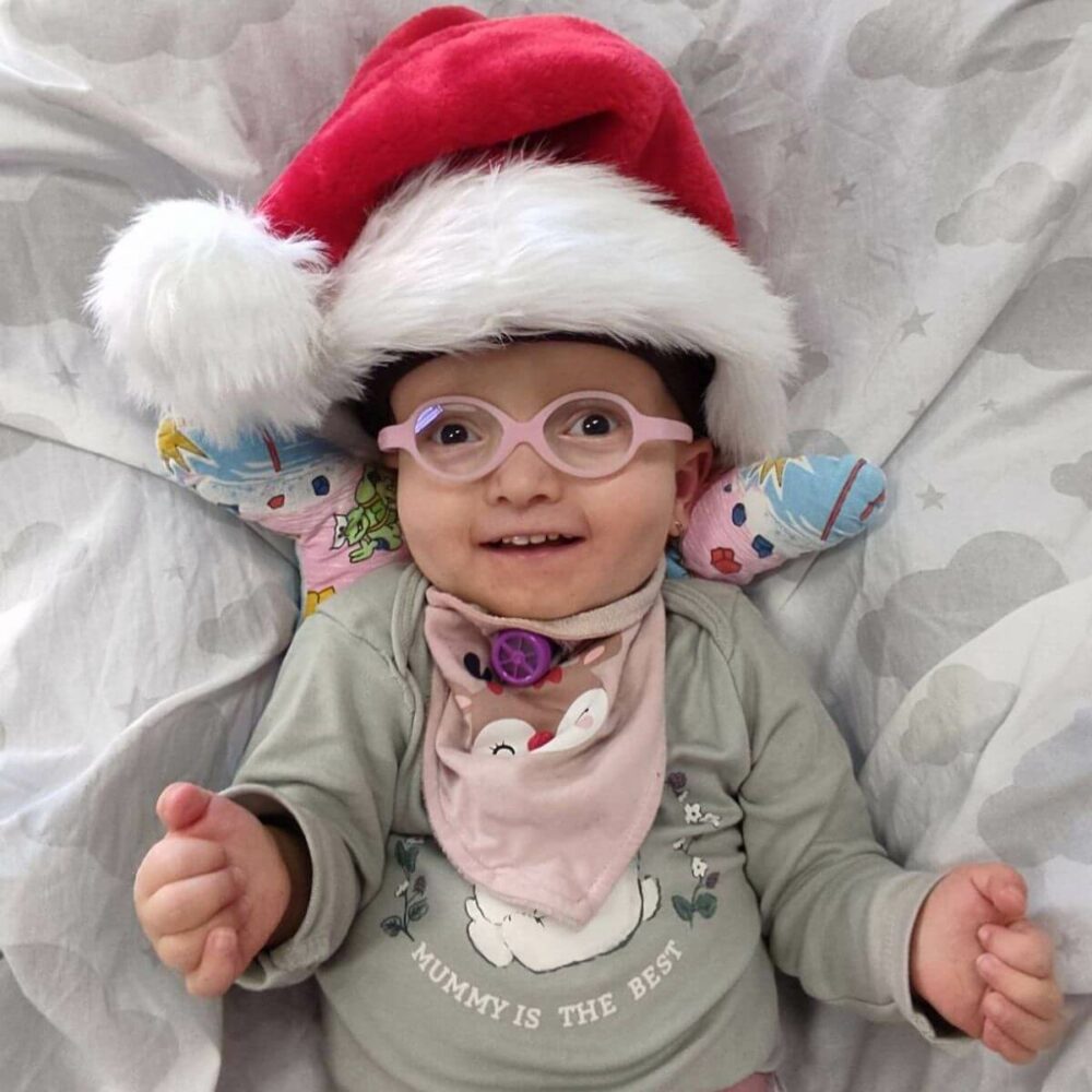 Lucy Kleines Mädchen mit Weihnachtsmütze