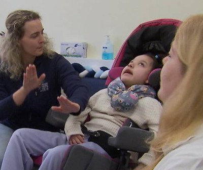 Zwei Mitarbeiterinnen und ein Mädchen im Tageshospiz.