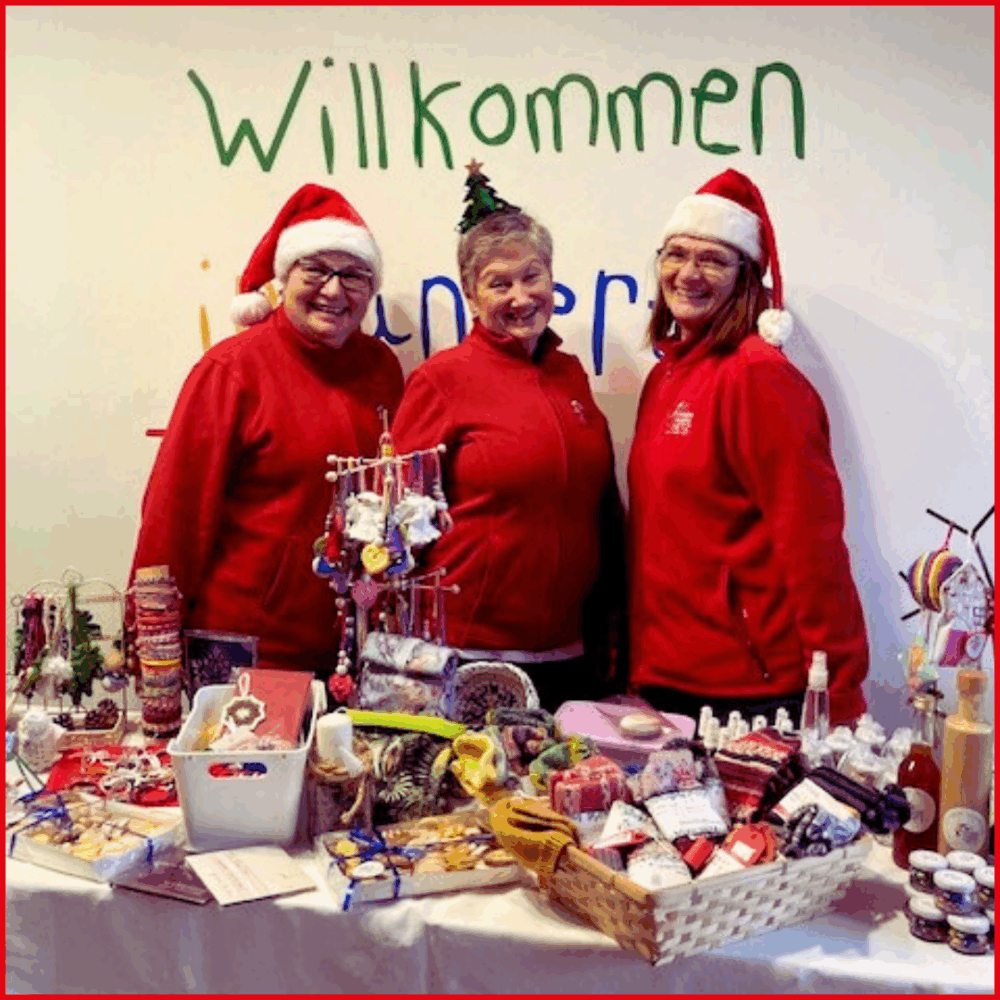 Drei Mitarbeiterinnen betreuen den Kinderhospiz Netz Stand.