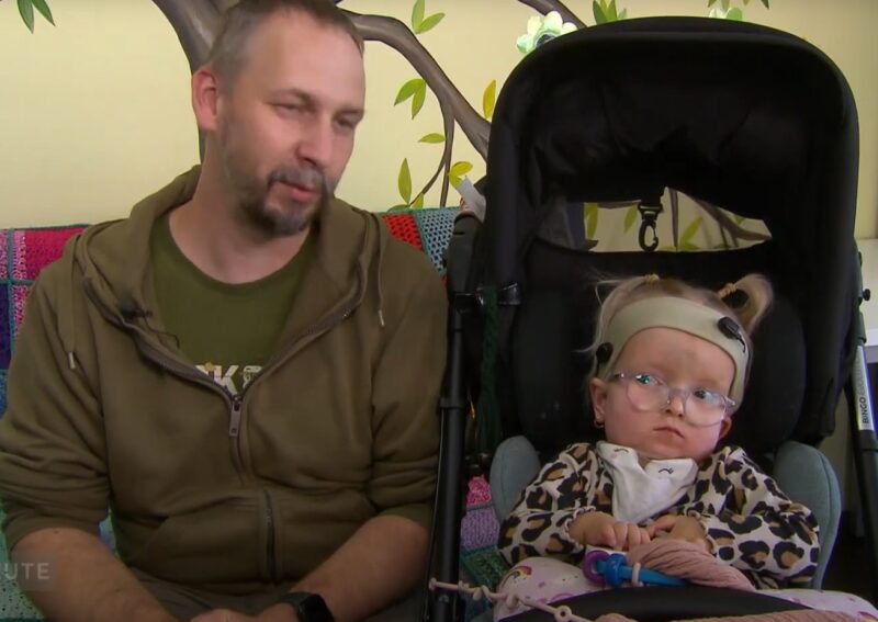 Vater mit seiner kleinen Tochter im Interview.