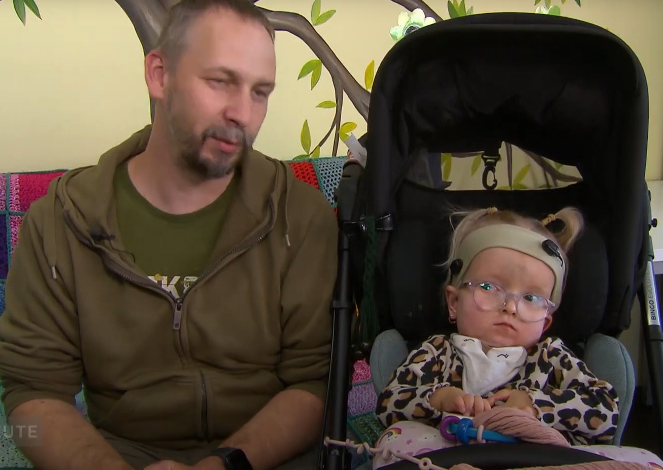 Vater mit seiner kleinen Tochter im Interview.