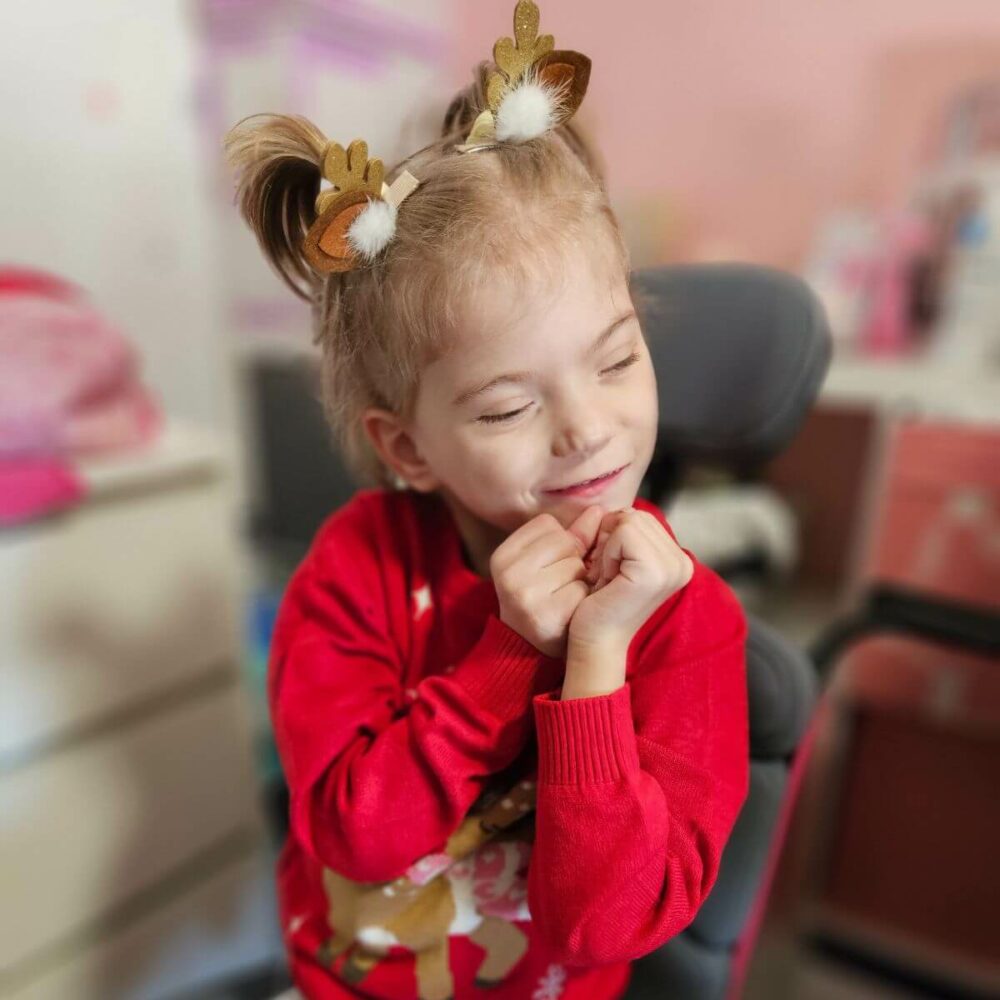 weihnachten larissa Ein kleines Mädchen mit Weihnachtspullover