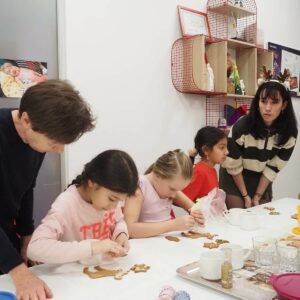 Die Kinder der Geschwistergruppe verzieren Weihnachtskekse.