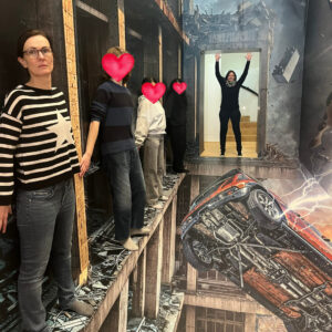 Mehrere Teilnehmerinnen stehen auf einem schmalen Sims am Rande eines tiefen Abgrundes