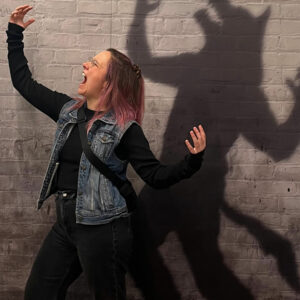 Frau erzeugt Schatten eines Wolfes