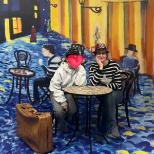 Zwei Frauen sitzen innerhalb eines Gemäldes