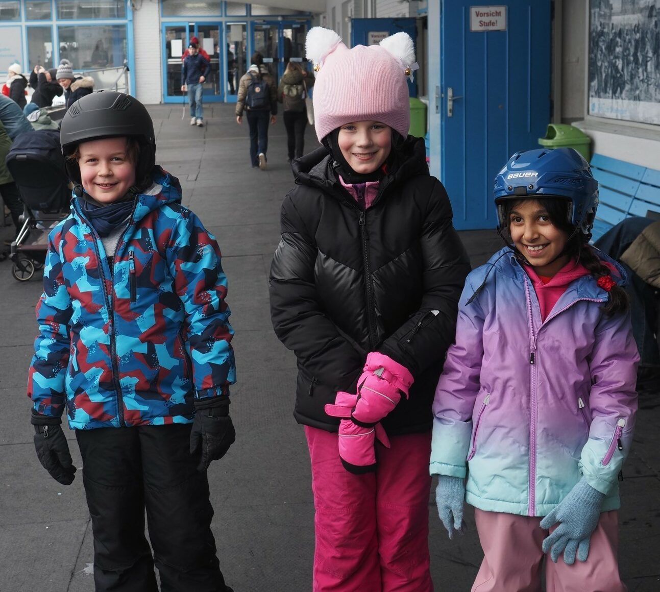 Drei Kinder der Geschwistergruppe beim Eislaufen