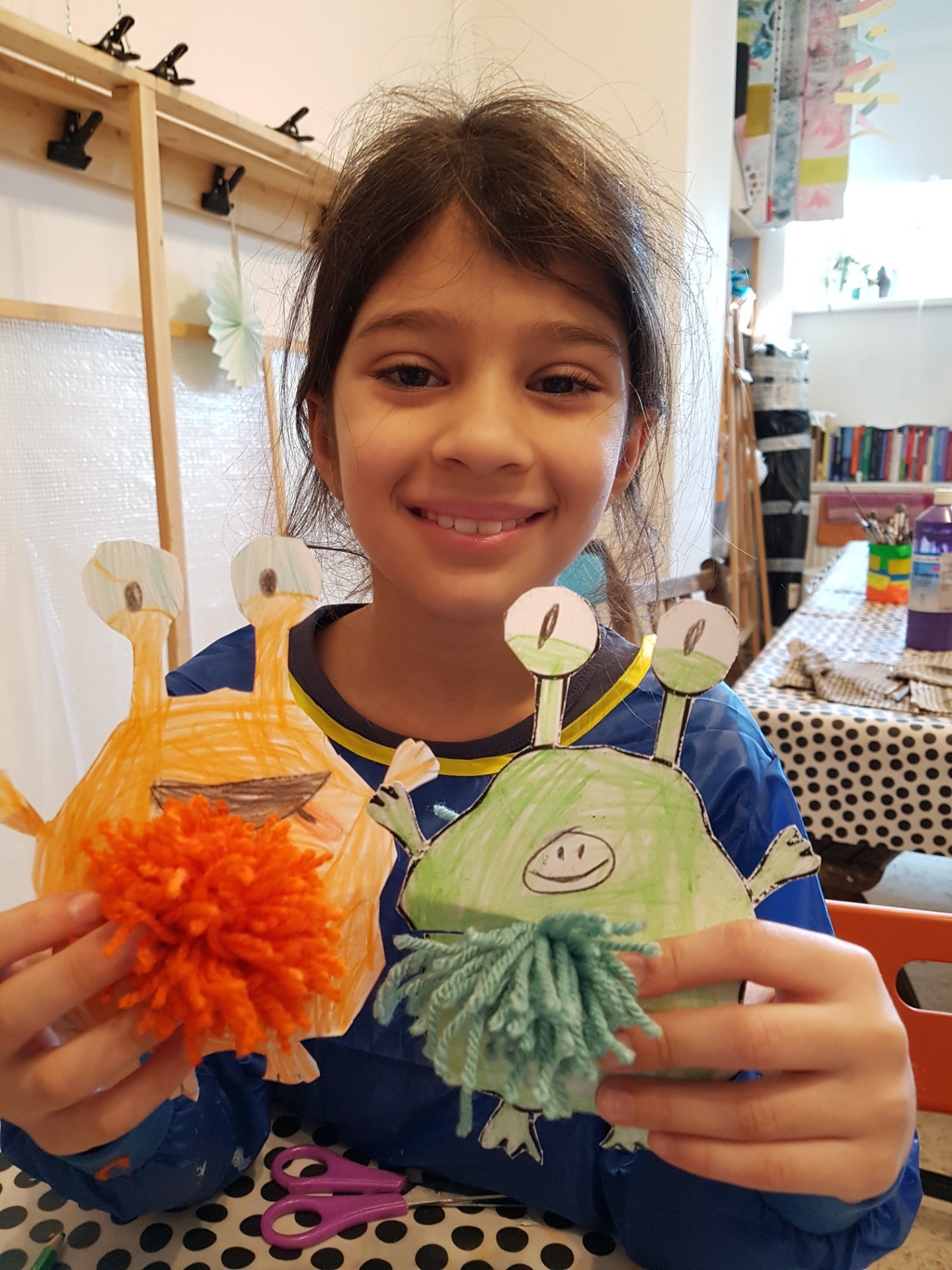 Mädchen zeigt ihre selbst hergestellten Monsterchen