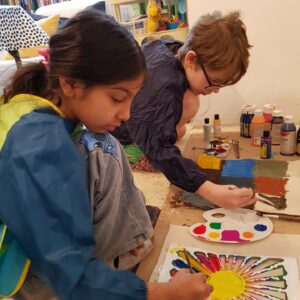 Zwei Kinder beim Malen