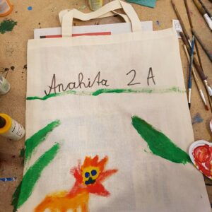 Mit eigenen Ideen bunt bemalte Stofftasche
