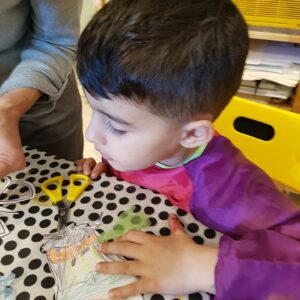 Kleiner Bub beim Basteln