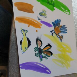 Kinderzeichnung von bunten Fischen und Vögeln