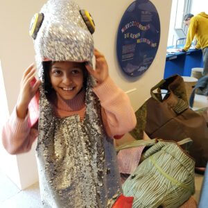 Ein Mädchen verkleidet sich als Glitzerfisch