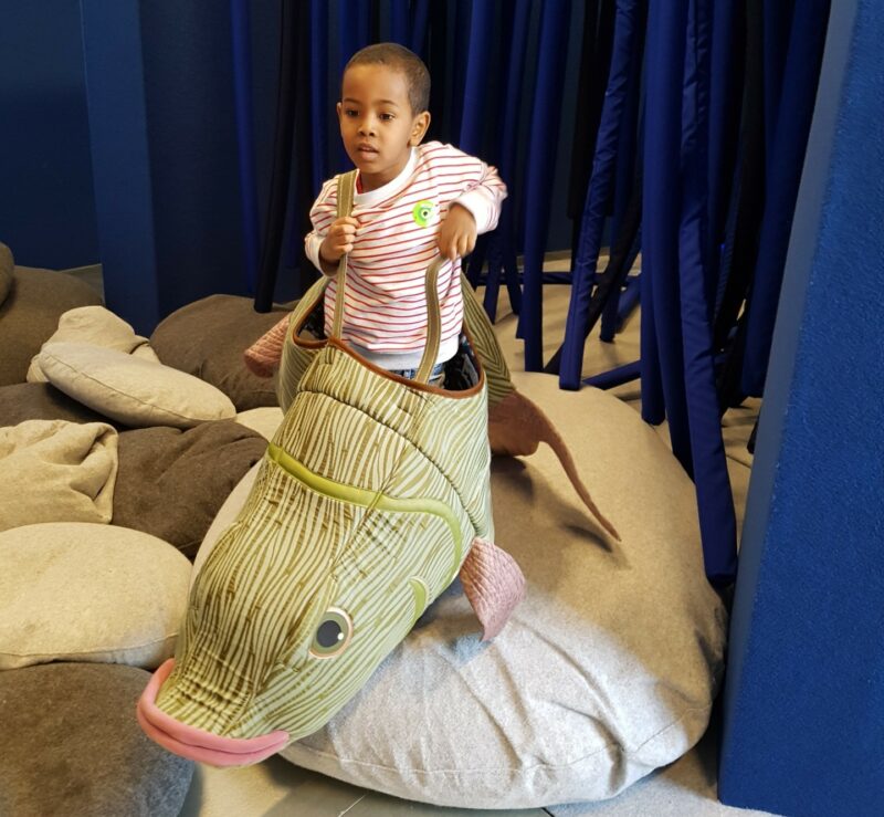 Ein Bub kostümiert im Zoom Kindermuseum