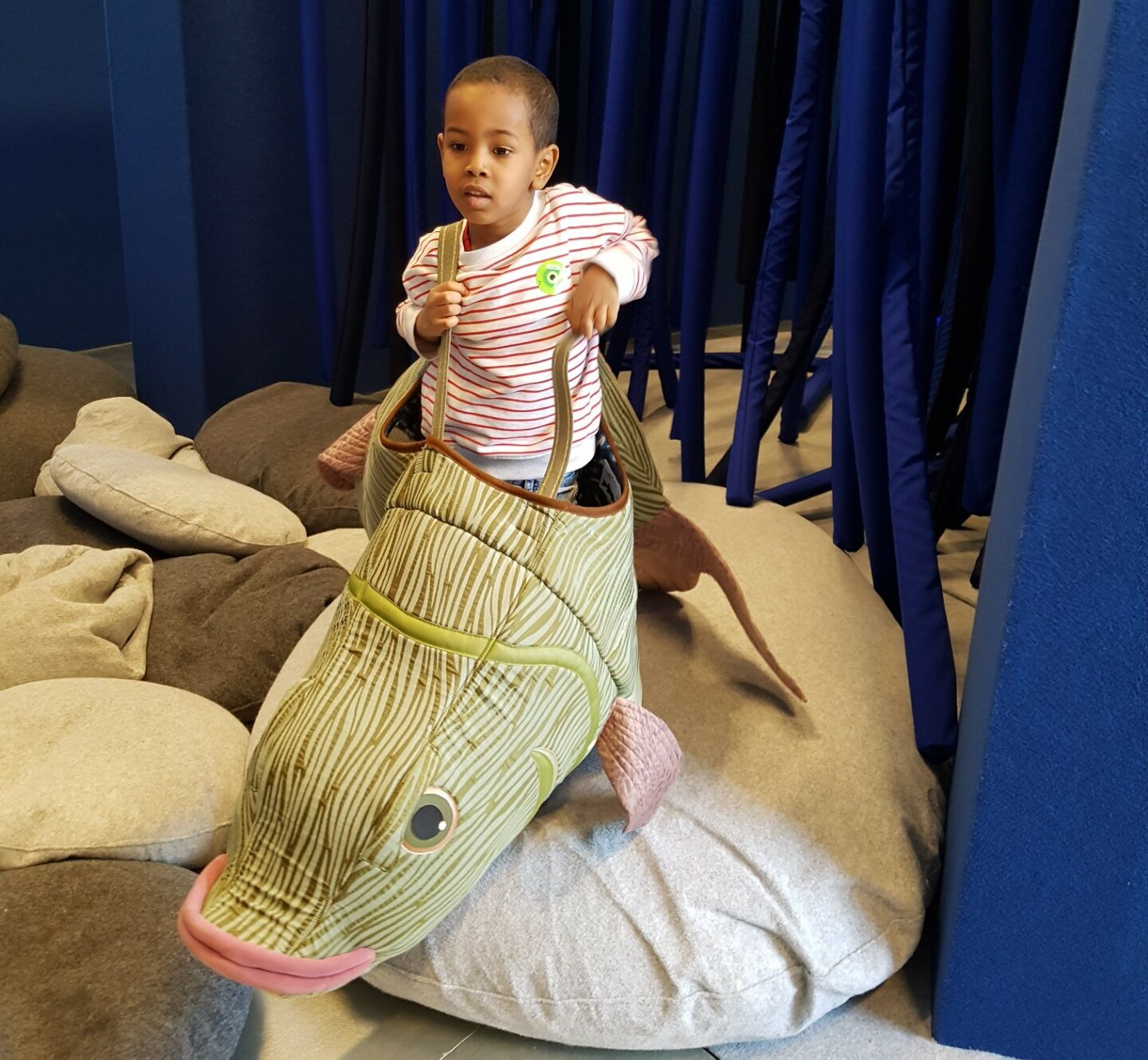 Ein Bub kostümiert im Zoom Kindermuseum