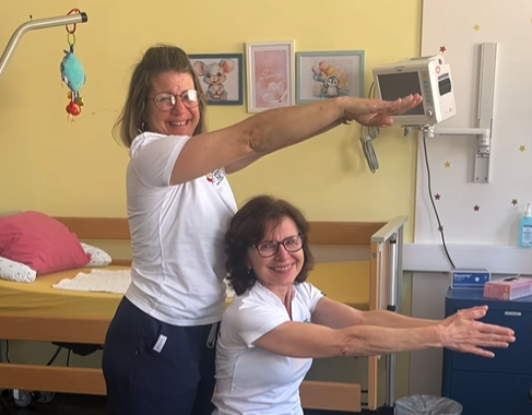 zwei Mitarbeiterinnen des Kinderhospiz Netz zeigen einen Buchstaben