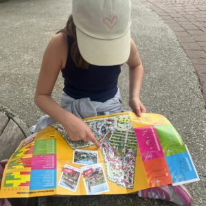 Ein Mädchen studiert den Lageplan des Familyparks.