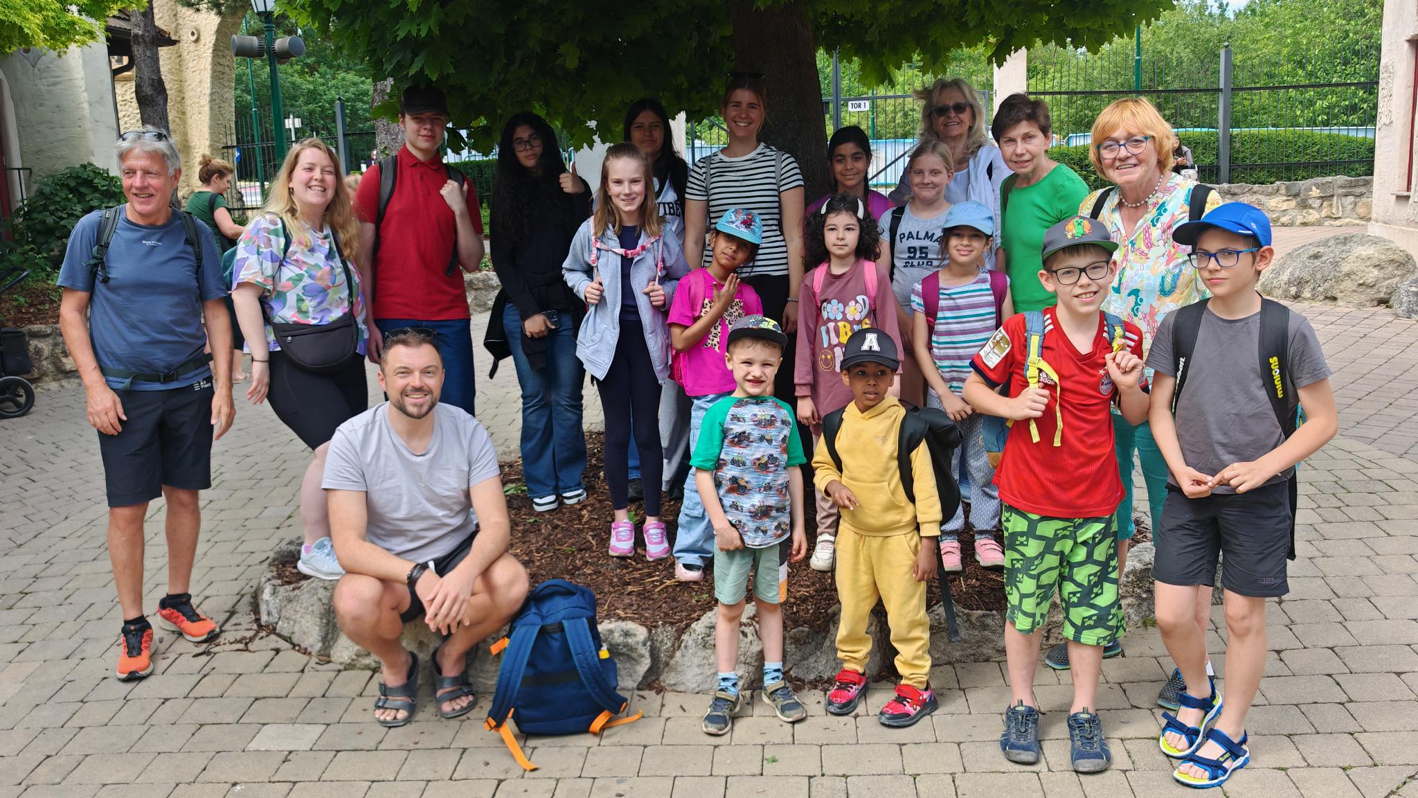 Gruppenbild mit Kindern und Ehrenamtlichen