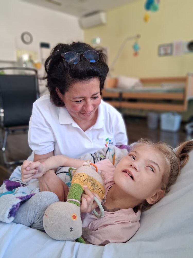 Larissa mit einer diplomierten Pflegekraft im Wochenendhospiz
